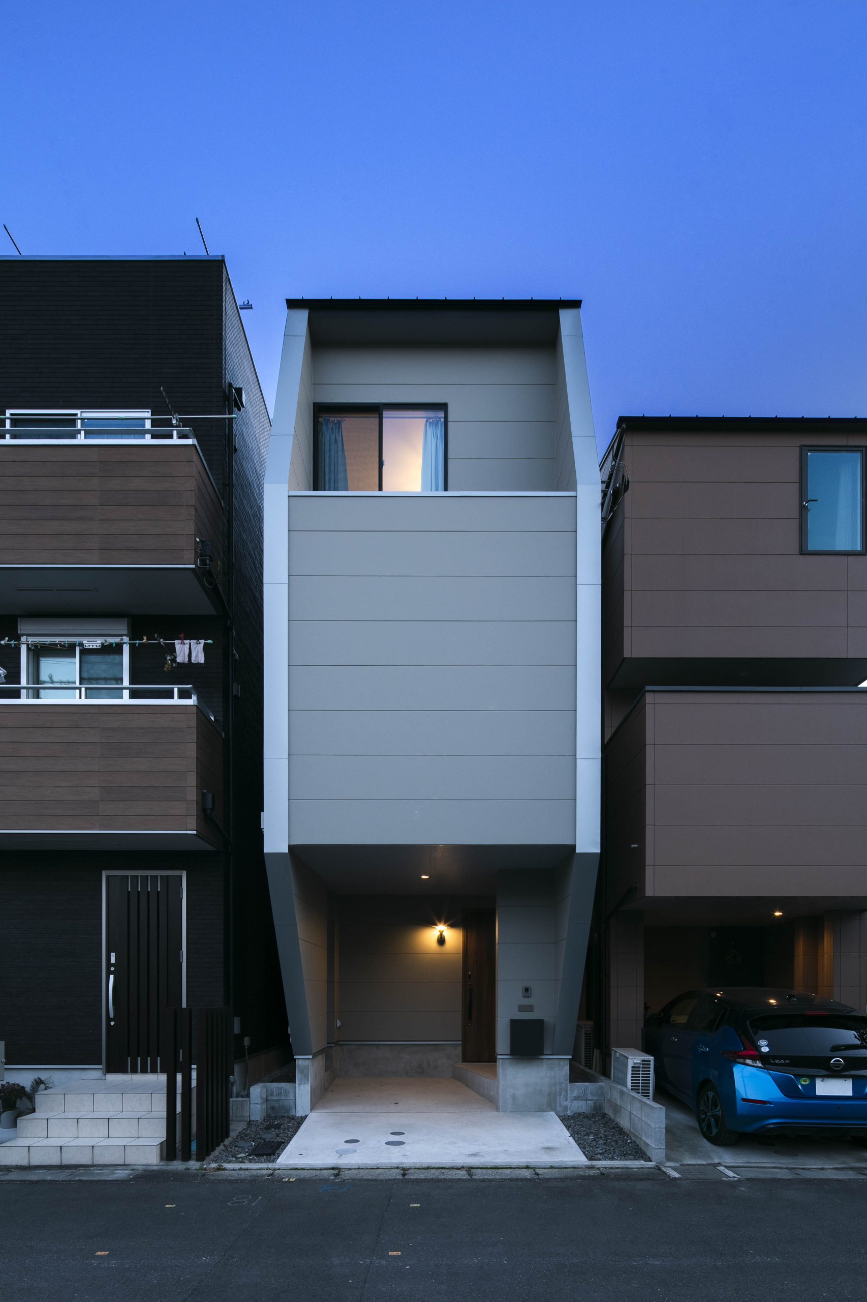 プライバシー重視。ライトコートバルコニーを持つ11坪のグレージュハウス施主イメージ