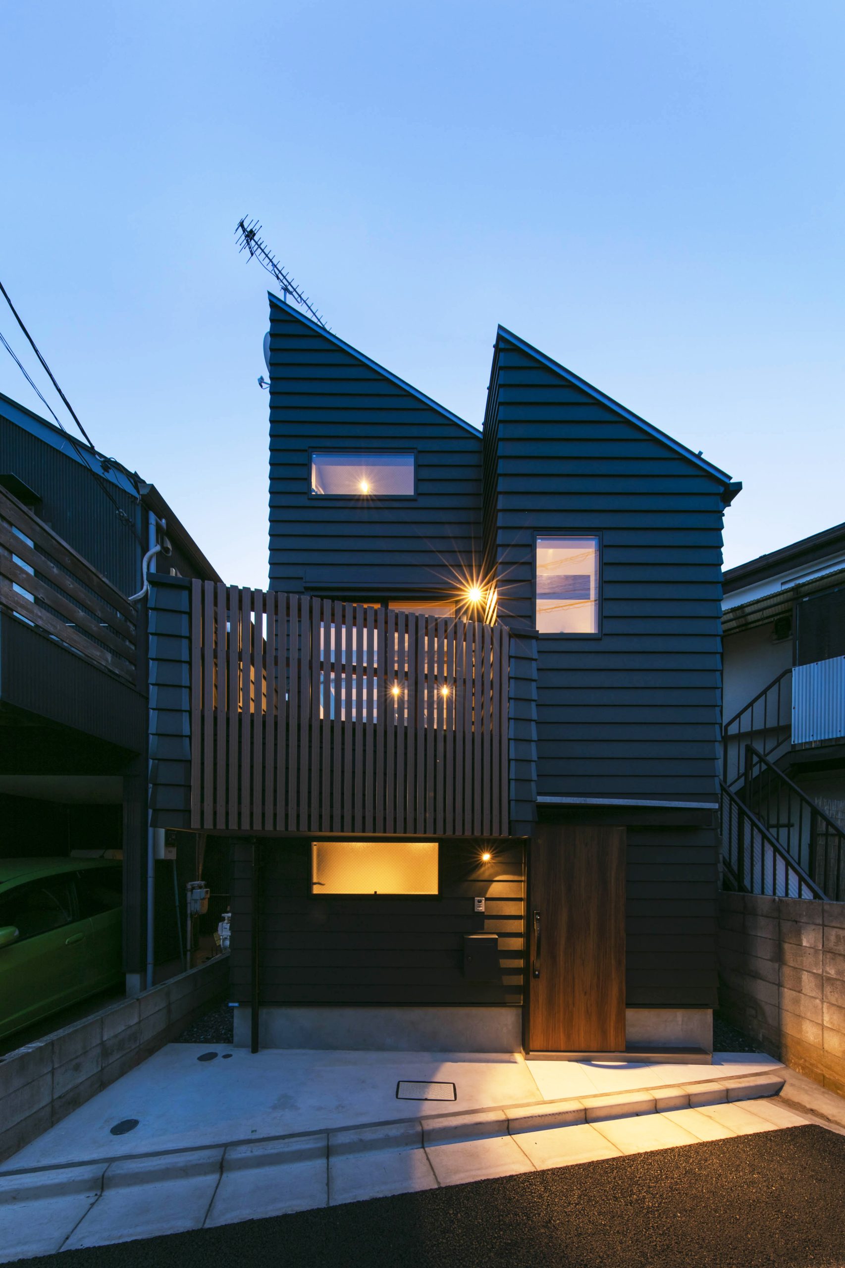 素材感にこだわったインダストリアルな13坪の同居型狭小二世帯住宅施主イメージ