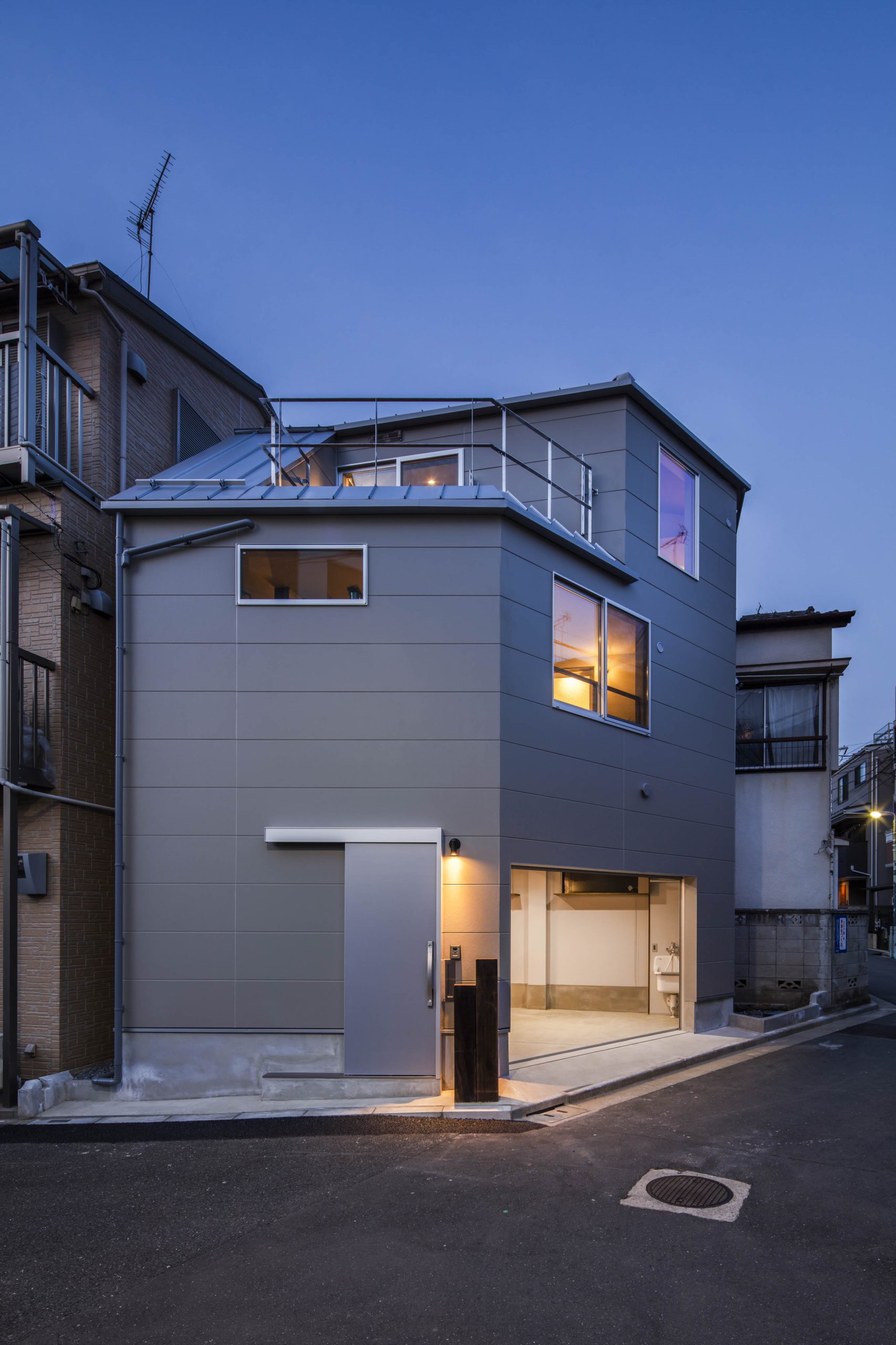 クラシックカーと遊び道具の詰まった6坪の狭小ガレージハウス施主イメージ