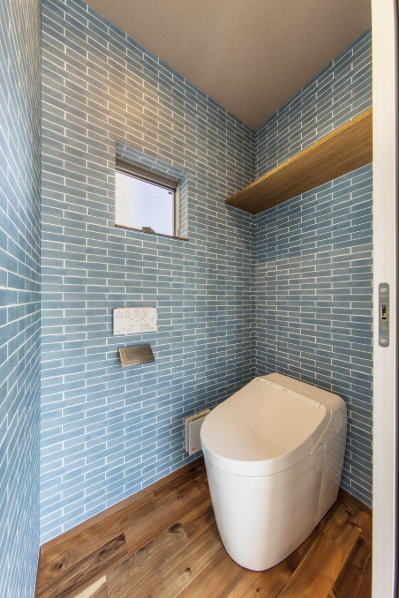 フロアごとに表情が変わる、2つのトイレ空間