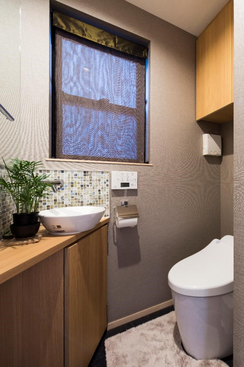 明るさと工夫が詰まったトイレ空間