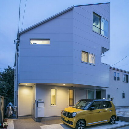 アイディアが活きる都心の完全二世帯狭小住宅