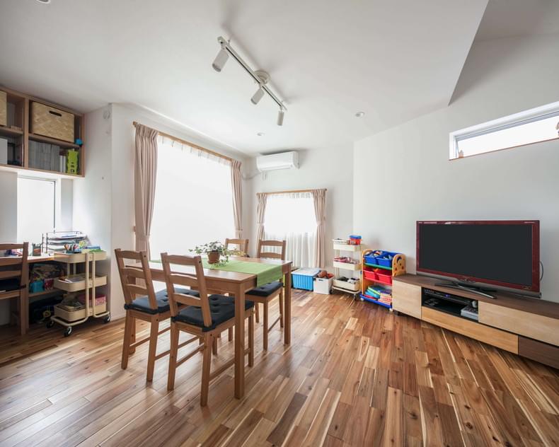 アイディアが活きる都心の完全二世帯狭小住宅